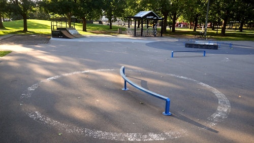 Parc Ahuntsic skatepark skateboard spot in Montreal, Quebec